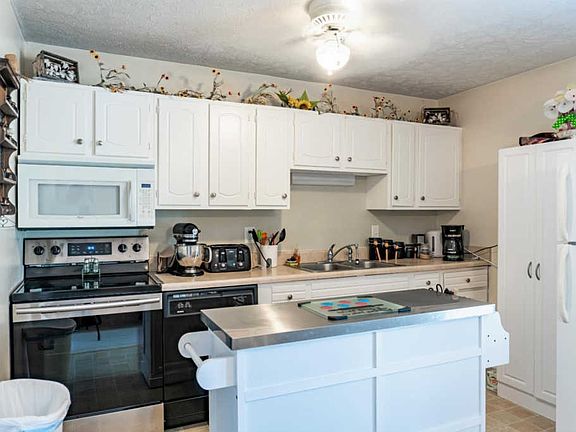 3rd image of 115 Fountain Dr