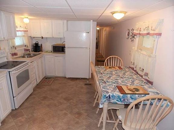 3rd image of 38679 White Dr