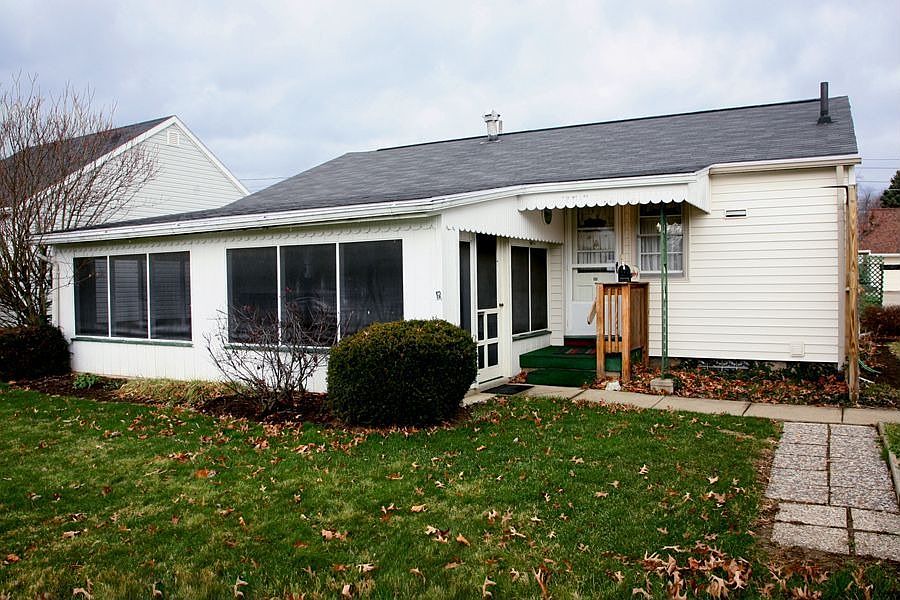 Rear /screened in Patio