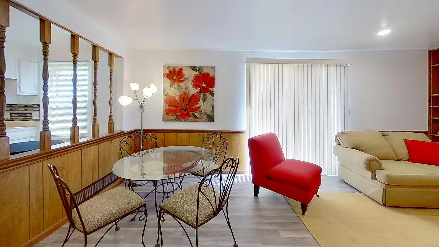 Chic Indianapolis sanctuary with soaring ceilings and modern flair — Photo 4