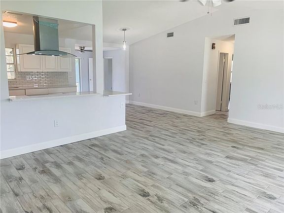 4th image of 34043 Grant Ave