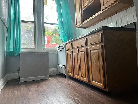 5th image of 532 Van Nest Ave #1