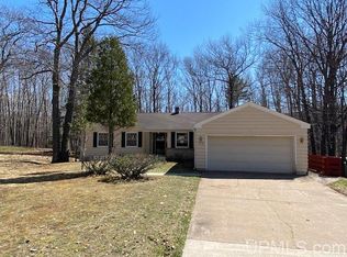 1016 Allouez Rd, Marquette, MI 49855