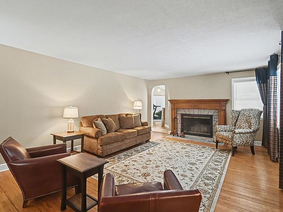2nd image of 35 E Gaylord Ave