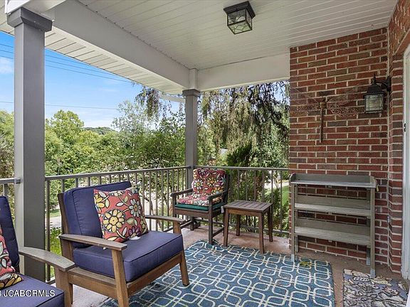 4th image of 804 Maywood Dr