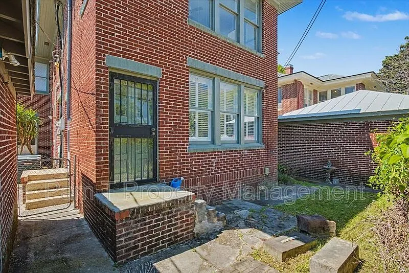 Building Photo - 214 E 48th St