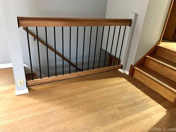 4th image of 207 W Nicolet Blvd