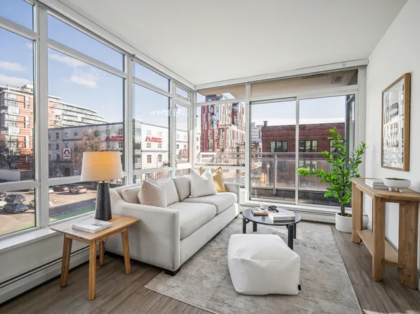 1775 Quebec St #305, Vancouver, BC V5T 0E3
