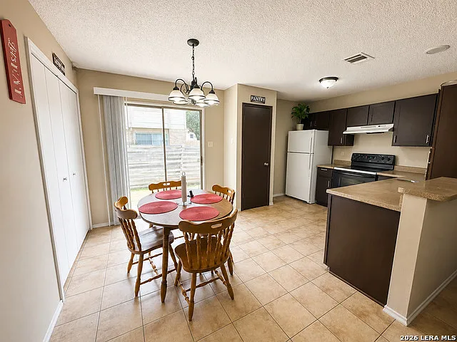 2 bed, 1.0 bath, 890 sqft, $975 — Photo 2
