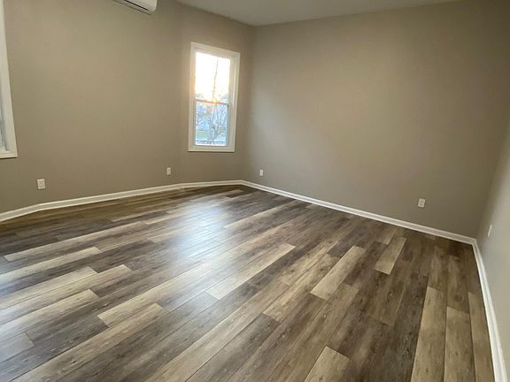 Living room (view 2)