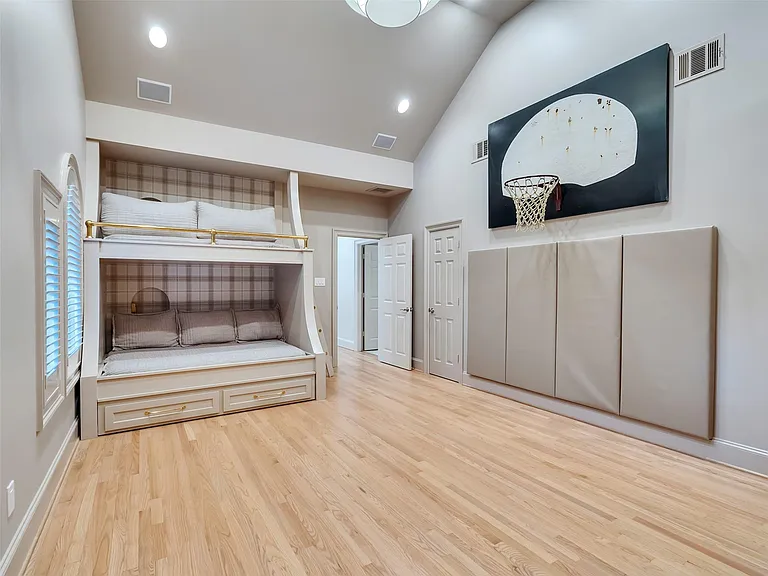 6608 Vanderbilt St — Photo 36
