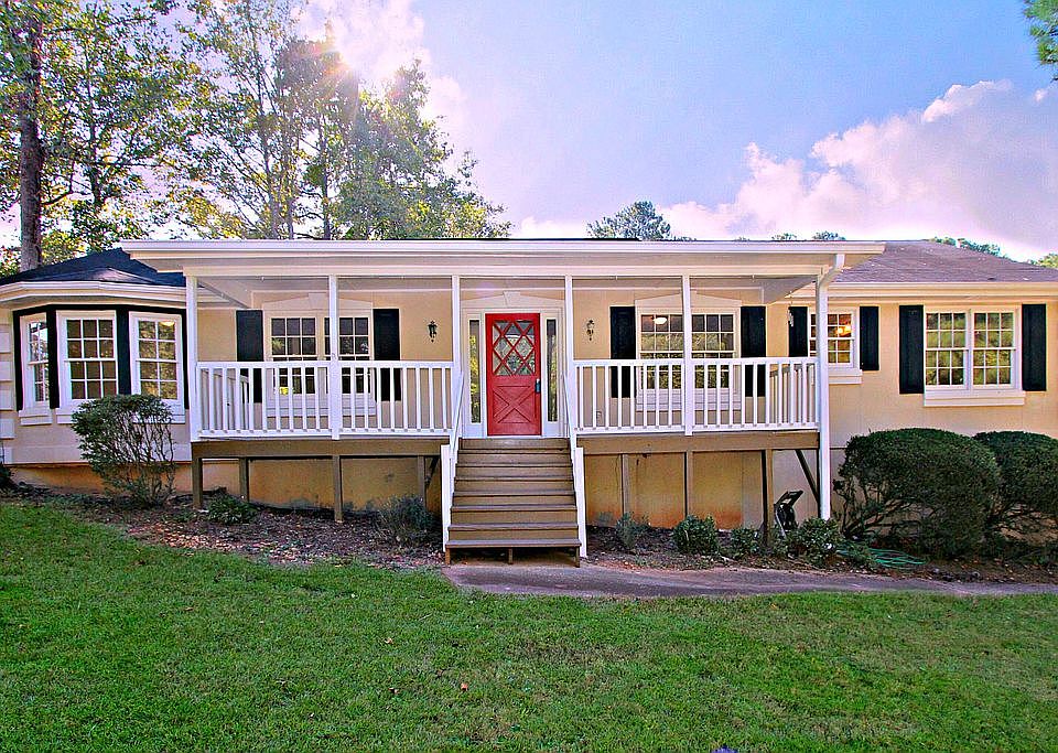 Beautiful front yard & porch