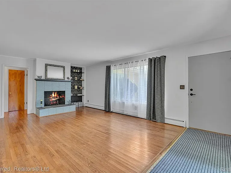 1558 Jones Dr — Photo 10
