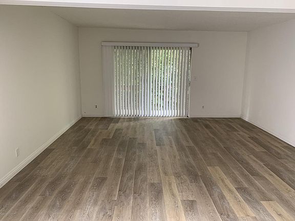 5th image of 2421 N Beachwood Dr APT 7