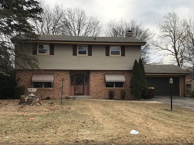 Front Elevation/ 2 car garage