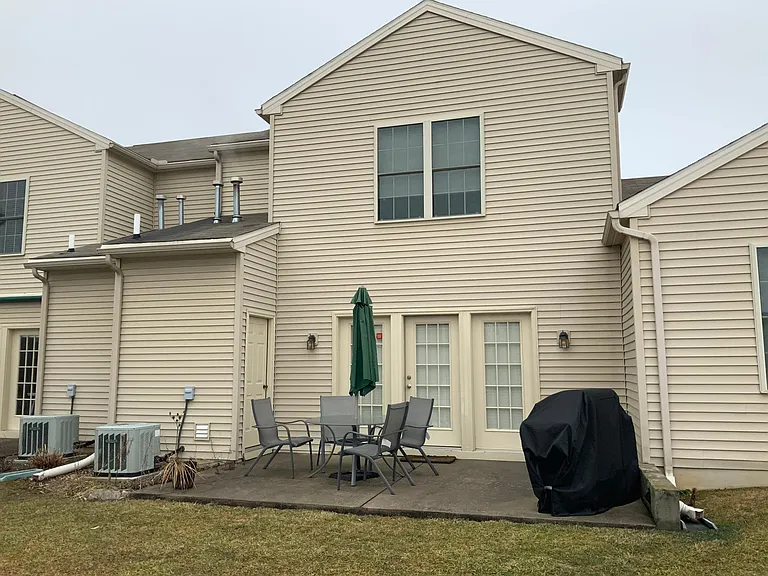 731 Creekside Dr — Photo 3