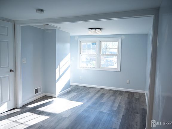 5th image of 101 Perry St