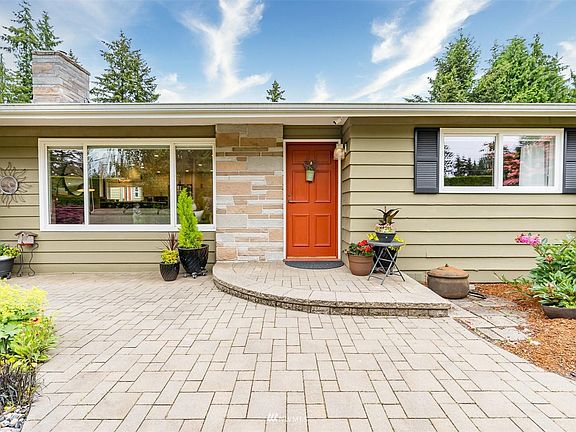3rd image of 1829 206th St SW