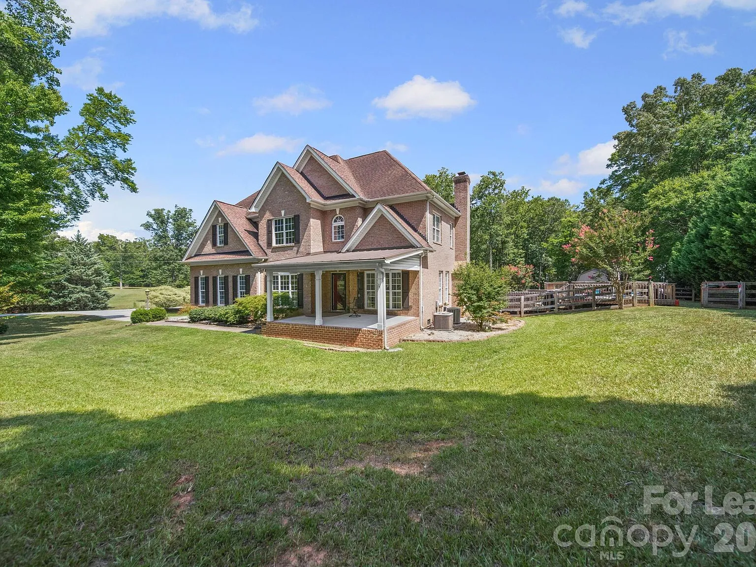 3 bed, 3.0 bath, 2876 sqft, $3,500 — Photo 2