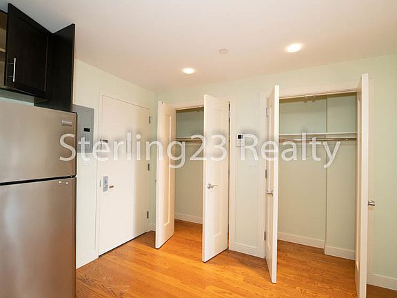 4th image of 27-04 Hoyt Ave S #5V