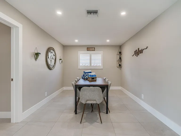 300 SE 8th Ct — Photo 8
