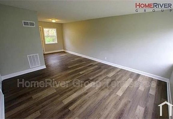 4th image of 1084 N Evergreen St