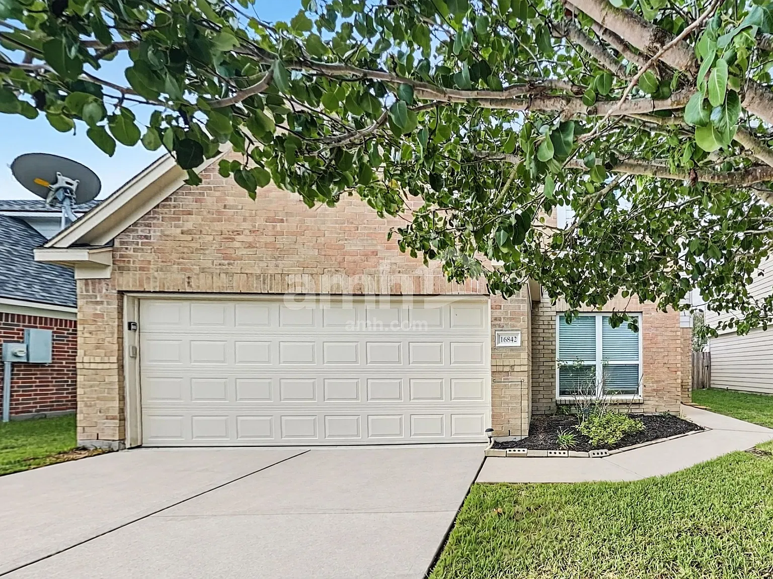 5 bed, 2.5 bath, 2695 sqft, $2,300 — Photo 1