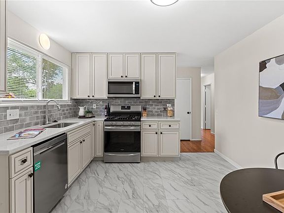 5th image of 335 Skylark Dr