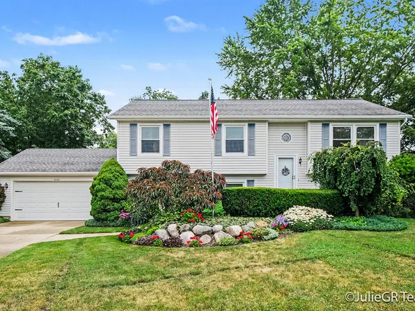 6635 E Via Vista Ct NE, Rockford, MI 49341
