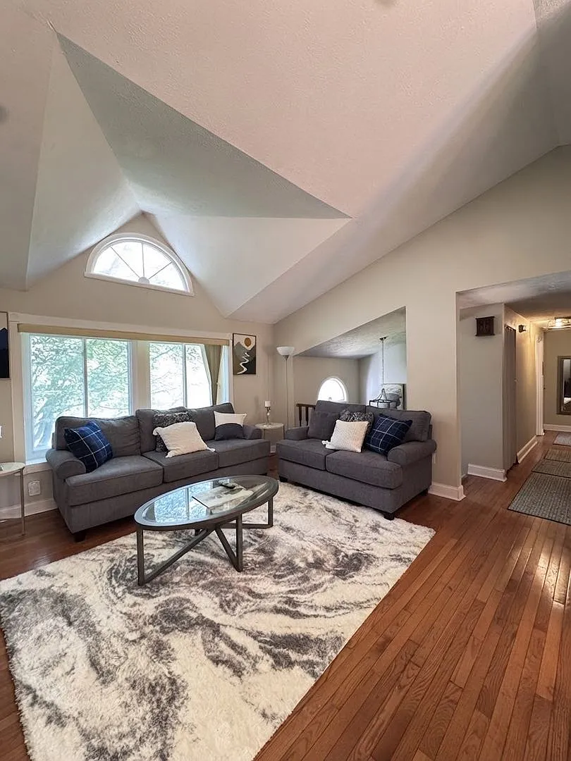 Beautifully furnished 2-bedroom, 2-bathroom single-family residence in the Oak Springs Silver Spring — Photo 4