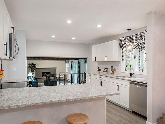 5th image of 2501 Country Ln