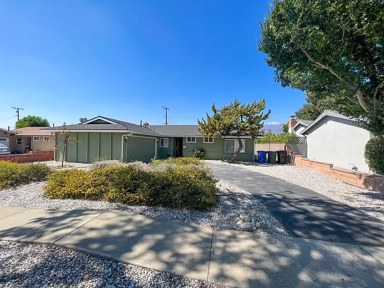 703 E Grove St — Photo 1