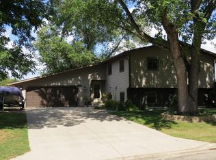 406 10th St SW, Jamestown, ND 58401