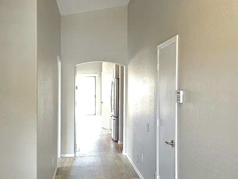 1111 E Chelsea Dr — Photo 10