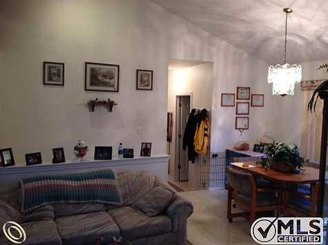 525 Oregon - great room.JPG