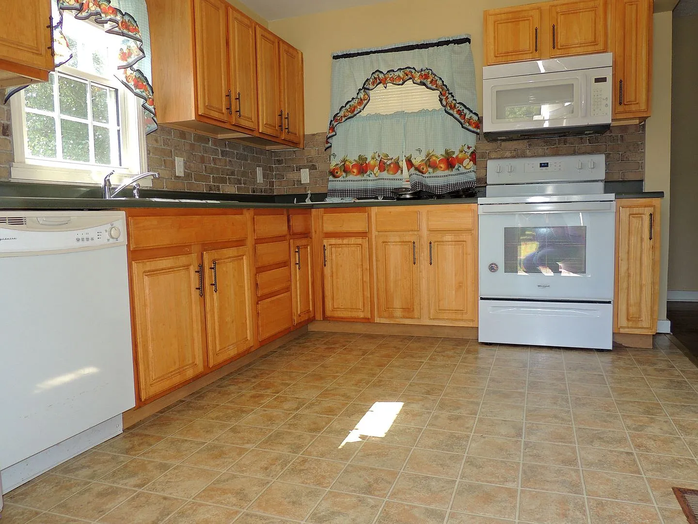 Coming Soon! Available Now Beautiful 3 Bedroom In Alcoa! — Photo 3