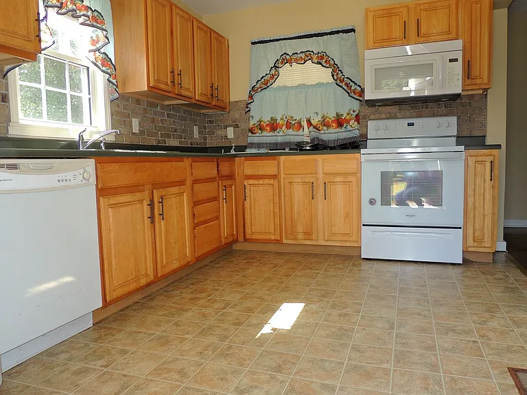 300 Rose Ave — Photo 3