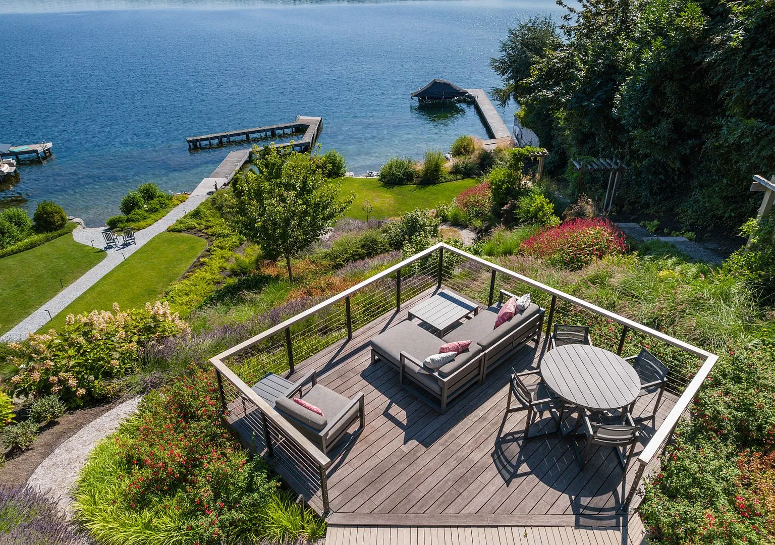 Stunning Lakefront Estate — Photo 2