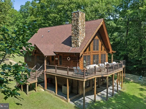 32 Shoreline Dr, Warsaw, VA 22572