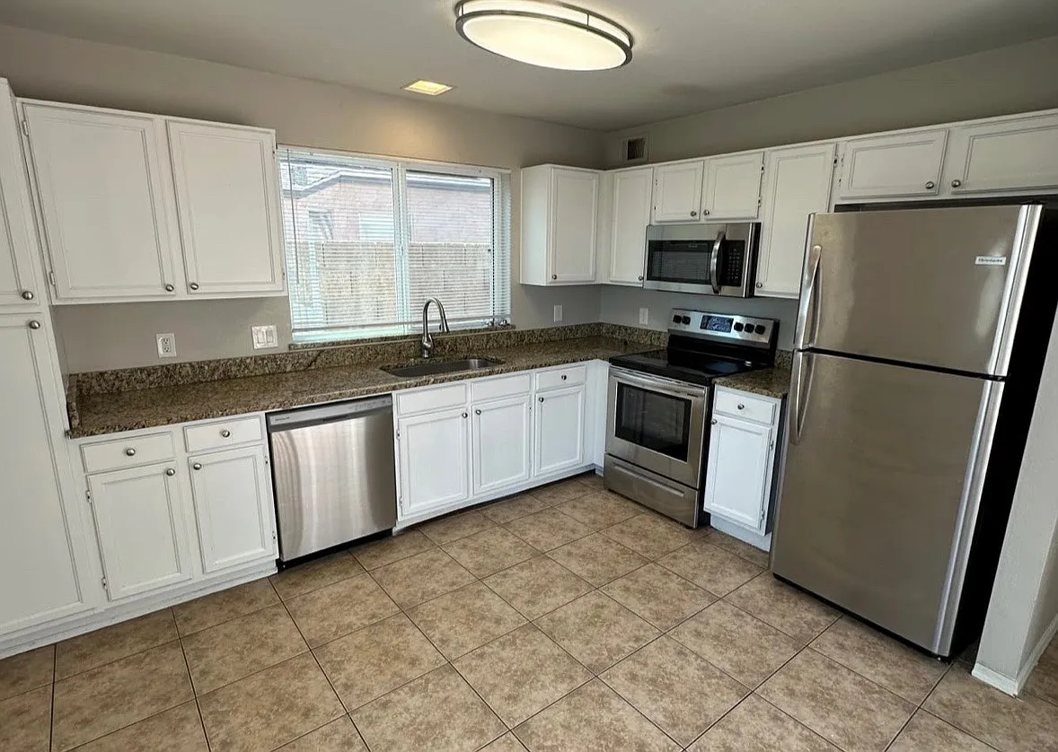 3 bed, 1345 sqft, $1,700 — Photo 3