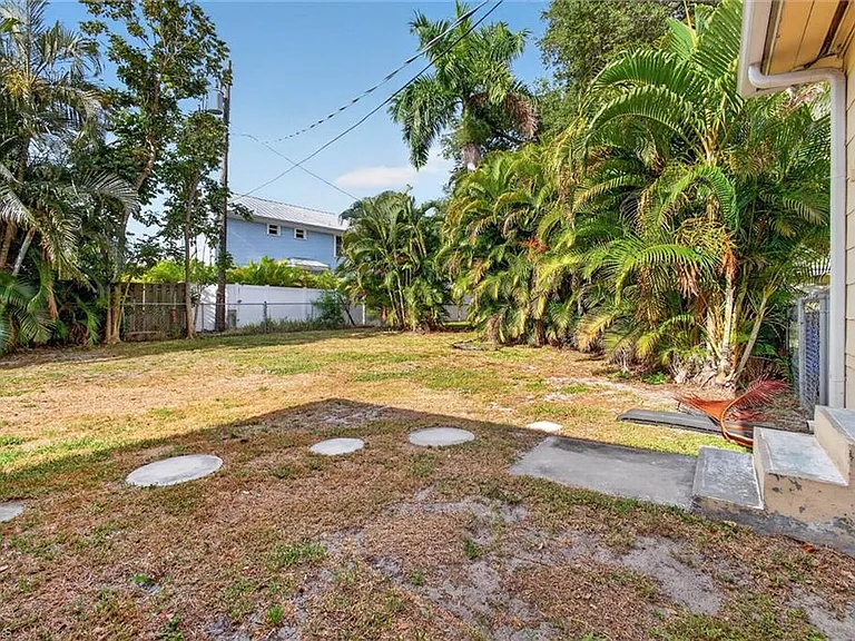 1420 Maravilla Ave — Photo 47