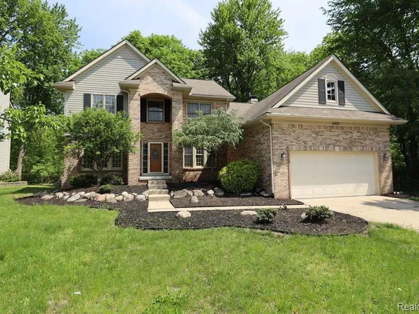 1402 Trailside Blvd, Wixom, MI 48393