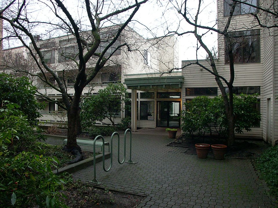 Courtyard entry to lobby