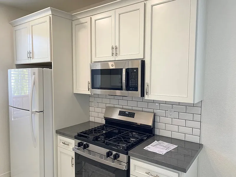 2 bed, 2.0 bath, 908 sqft, $1,990 — Photo 2