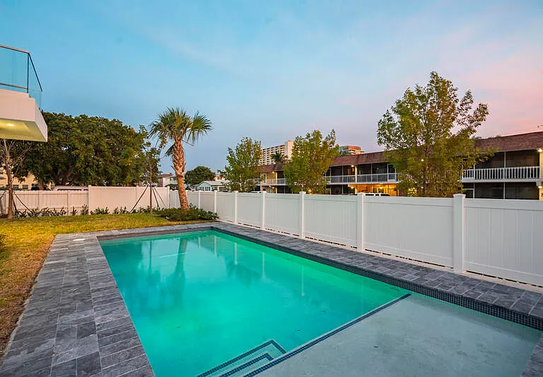 1006 N Riverside Dr — Photo 22
