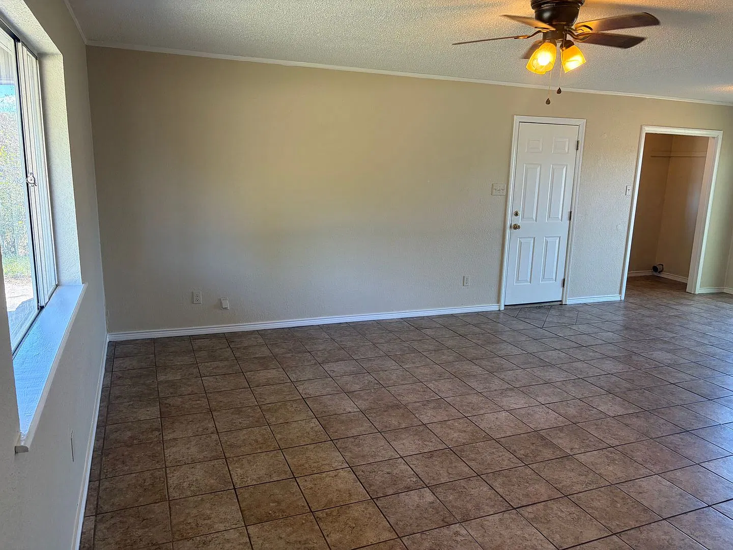 3 Bedroom and 1.5 Bathroom House! — Photo 4