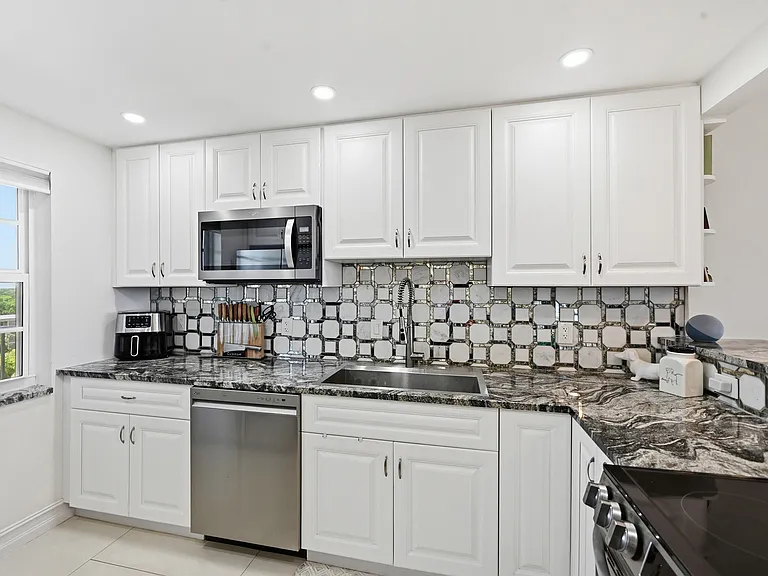 4015 W Palm Aire Dr #1001 — Photo 9