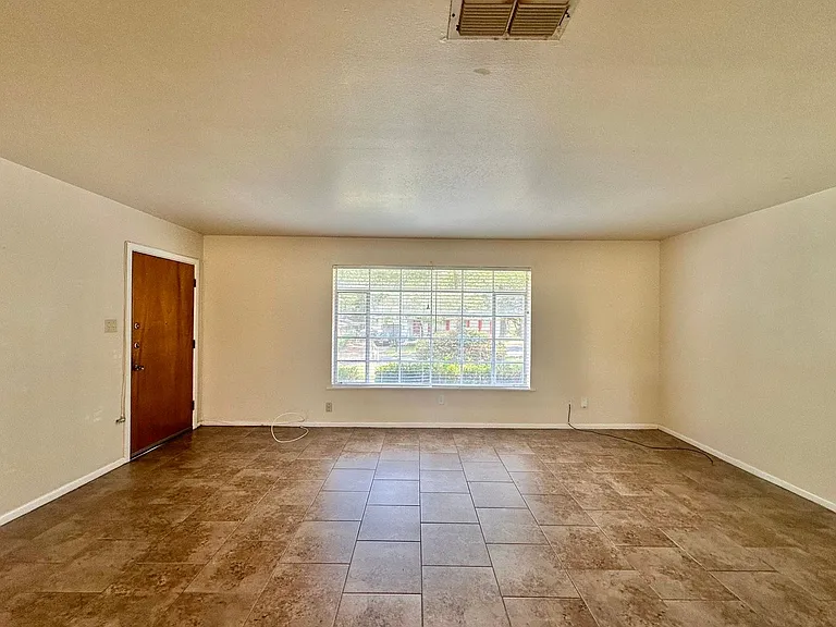 2805 Medina Dr — Photo 2