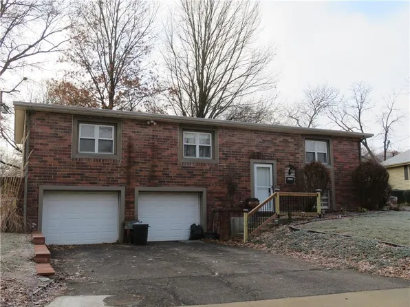 111 Overhill Dr, Paola, KS 66071