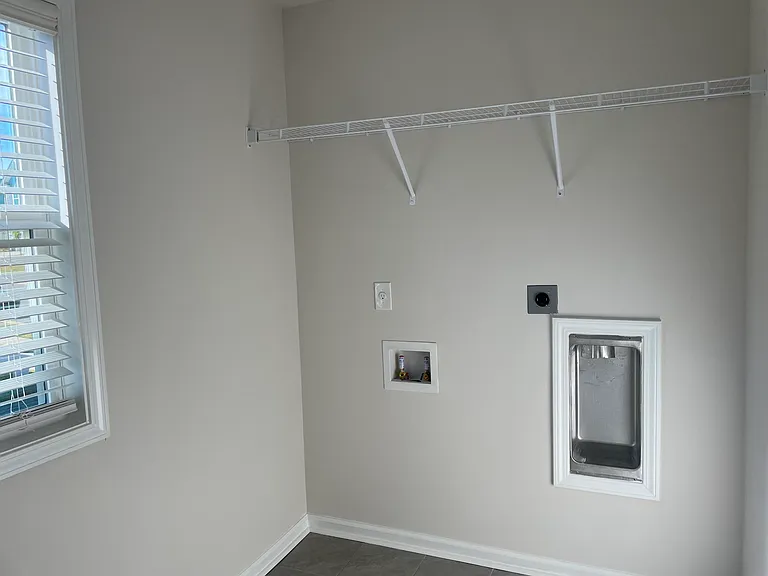 715 Courtland Dr — Photo 16